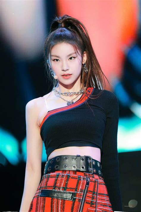 200218 Itzy Yeji In 2020 Itzy Stage Outfits Kpop Outfits