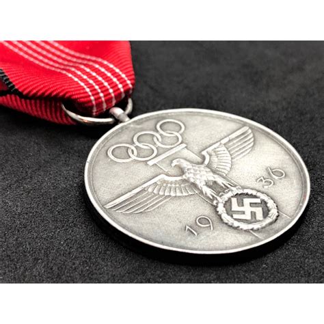 Il 1° agosto del 1936, tra i fasti del regime nazista, si tiene la cerimonia di apertura delle olimpiadi di lo sfarzo delle olimpiadi, però, nascondeva un regime violentemente oppressivo e razzista, un. Medaglia Commemorativa delle Olimpiadi del 1936 - War ...