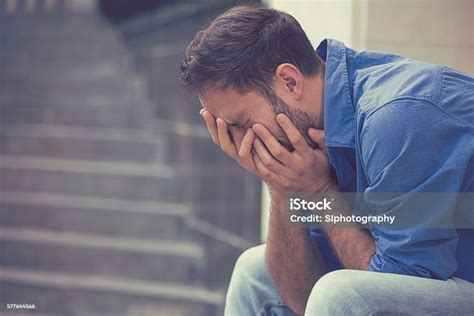 Hombre Llorando Triste Y Estresado Sentado Afuera Foto De Stock Y Más