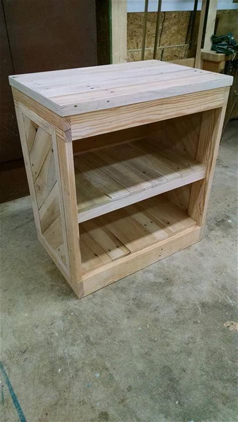 Diy Pallet Nightstand Or Side Table 99 Pallets