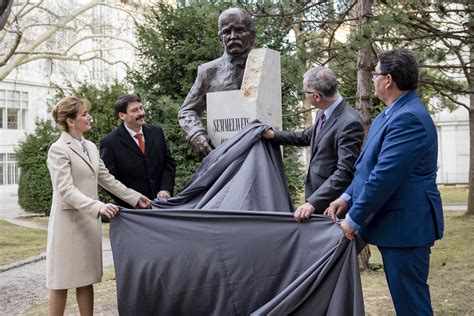 Statue Von Ignaz Semmelweis An Der Meduni Wien Enthüllt