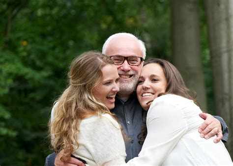 Retrato De Una Familia Feliz Con El Padre Y Dos Hijas Imagen De Archivo