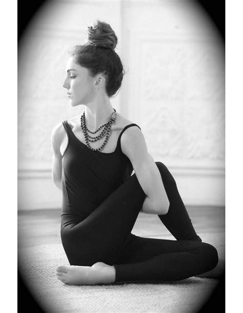 posture de la torsion 20 postures de yoga pour un corps tonique elle posture de yoga
