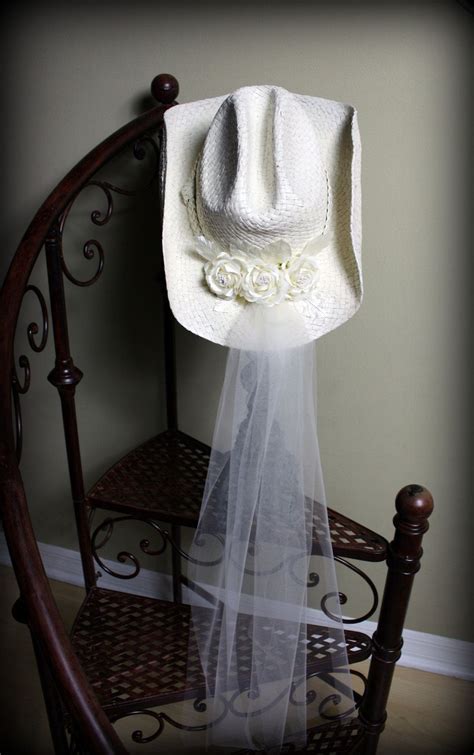 Ivory Cowgirl Hat Bridal Hat With Veil Attached Western Etsy Boda Vaquera Sombrero De Novia