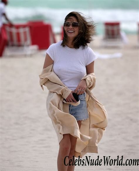 Chrissy Teigen Hard Nipples On The Beach In Miami Fotoğraf PHOTO İD