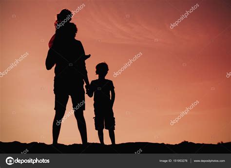 Padre Con Hijo E Hija Siluetas Caminando Al Atardecer — Foto De Stock