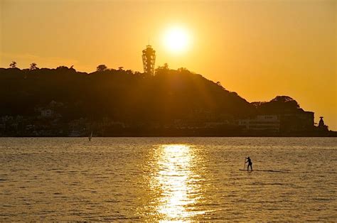 片瀬東浜から金色の夕日に輝く江ノ島とパドルサーフィン | 湘南・鎌倉ぶらぶらネット