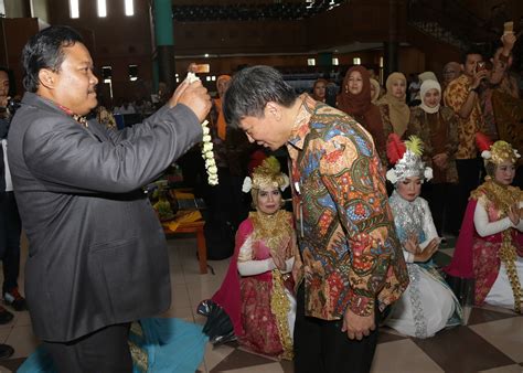 Sekolah smp laboratorium percontohan upi bandung adalah salah satu sekolah yang berada di bawah naungan upi bandung. Sekolah Laboratorium - UPI