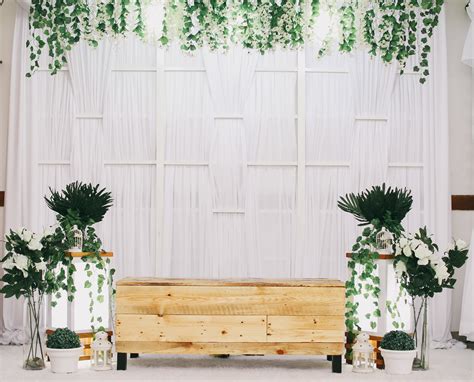 Dengan menggunakan rekaan pallet untuk backdrop menjadikan pelamin konsep ini simple dan menarik. CLUELESS: August 2016