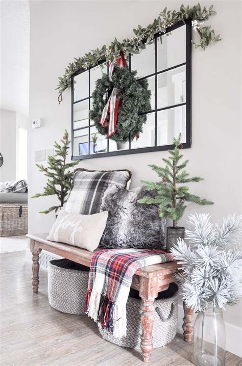 25 Warm And Welcoming Christmas Decorated Entryway Ideas Decorazioni