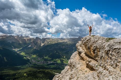 無料画像 風景 海 自然 屋外 岩 歩く 人 雲 空 女性 丘 冒険 ピーク 谷 山脈 崖 高い