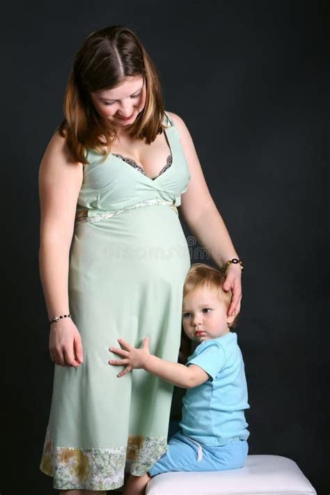 Mujeres Embarazadas Con El Hijo Foto De Archivo Imagen De Familia