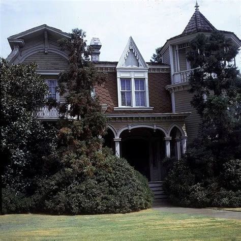 The Munsters House 1313 Mockingbird Lane Favorite Places And Spaces