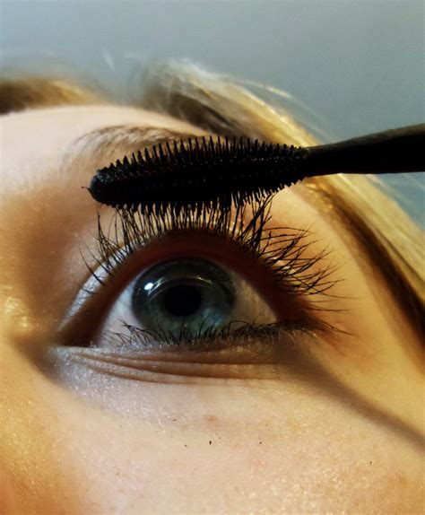 How To Grow Thicker Eyelashes At Home