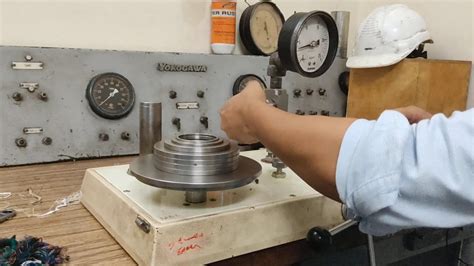 Pressure Gauge Calibration With The Help Of Dead Weight Tester Youtube