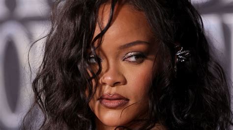 Rihannas Secret For Black Lipstick Will Make You Want To Rock The Daring Color 247 News