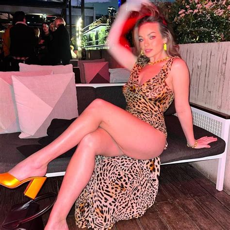 Abbie Chatfield Roasts Old Clubbing Photos Looks Unrecognisable