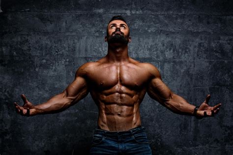 Hombres musculosos fuertes posando flexionando los músculos Foto Premium