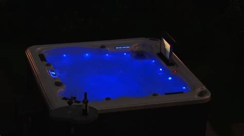 Fiberglass Foam Insulation Outdoor Acrylic Spa Hot Tub 4 Person Hot Tub
