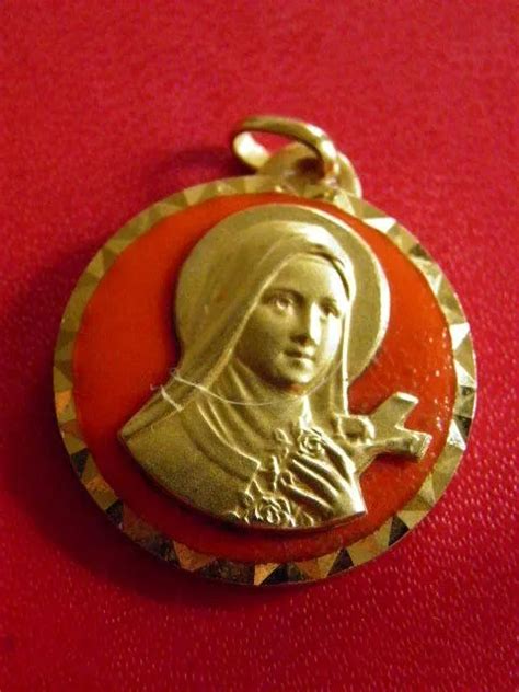 GRANDE MEDAILLE RELIGIEUSE Ancienne Ste Therese De L Enfant Jesus Metal Dore EUR 7 50