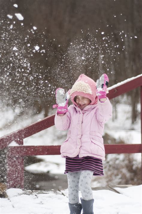 fotos gratis frío invierno niña jugar vacaciones en pie hielo niño sombrero rosado