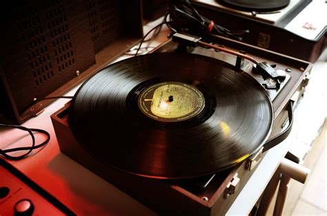 1680x1050 Wallpaper Black Vinyl Record On Vinyl Record Player Peakpx