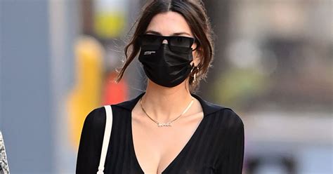 Emily Ratajkowski Flashes Taut Bare Stomach Just Three Weeks After
