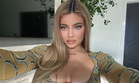 This link is to an external site that may or may not meet accessibility guidelines. Kylie Jenner's fave book is nothing like you would expect ...