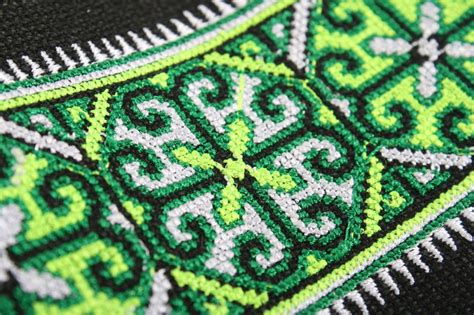 Pin by Pang Vang on Crafts, arts, embroidery, & more. | Hmong ...