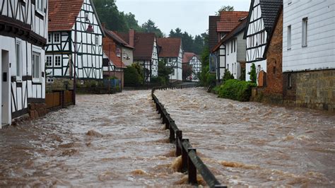 Auch in bayern kam es zu überschwemmten straßen und überfluteten kellern. Unwetter in Deutschland - Tief "Axel" zieht ab: Hochwasserlage entspannt sich