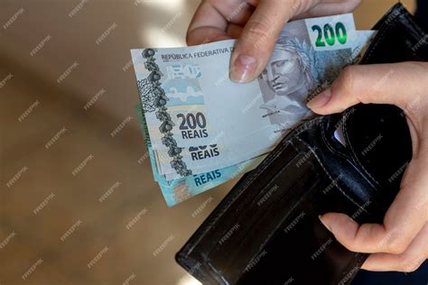 Mulher Tirando Notas De Dinheiro Brasileiras Da Carteira Foto Premium