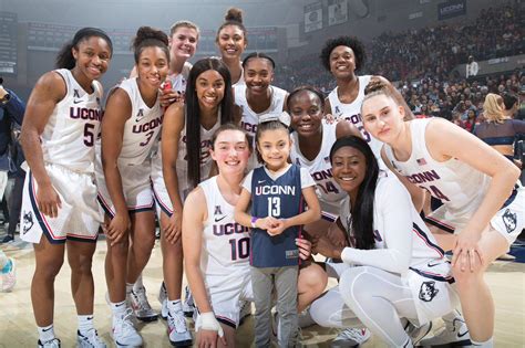 Uconn Women S Basketball Team Surprises Year Old Girl With Trip To Final Four