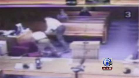 Video Michigan Judge Leaps From Bench To Restrain Defendant 6abc