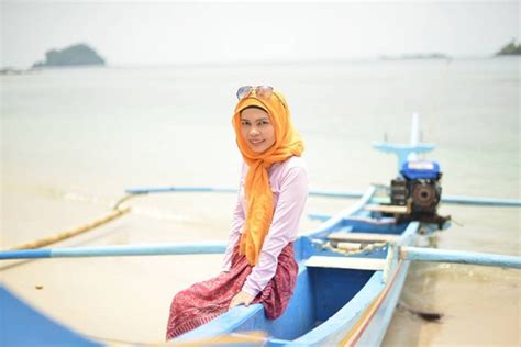 Selfie cantik marshanda disebut stres diminta berhijab. 5 Traveler Cantik dan Berhijab, Keren!