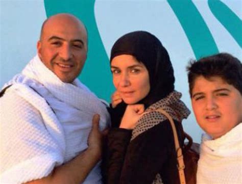 بالصور الفنانة المصرية غادة عادل تؤدي العمرة مع زوجها وابنها