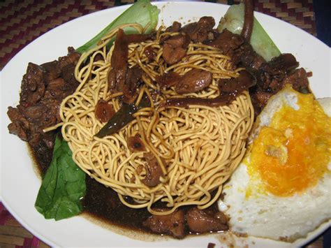 6 pieces dried shiitake mushrooms (rehydrated) 100g choy sum (blanch with 1 tablespoon oil and ½ teaspoon salt) 6 pieces dried chili (seed removed) 2 pieces yee mee 2 eggs. Saujana Syarasin: Sizzling Yee Mee