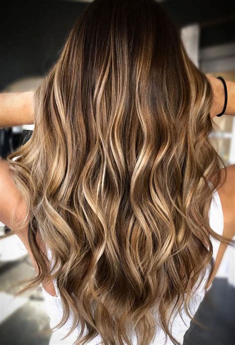 After yesterday's post on the directional trends that are changing the world of fashion and style in important ways, it's on to colours and patterns. Beautiful Hair Colour Trends 2021 : Sun-kissed Summer Bronde