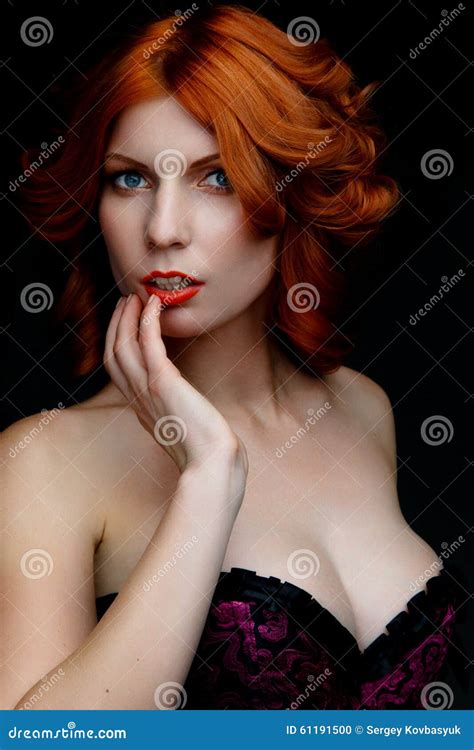 Femme Rousse Dans La Lingerie Photo Stock Image Du Cheveu Mignon