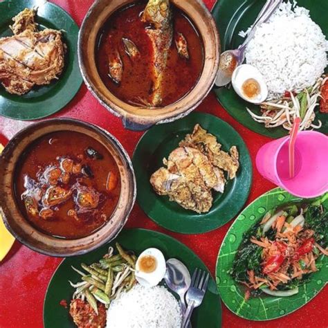 There are ala carte options for lone diners, and set meals for bigger groups. Top 12 Halal Food Stops in Melaka That You'll Love - SGMYTRIPS