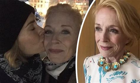 sarah paulson 46 wishes perfect girlfriend holland taylor a happy 78th birthday daily mail