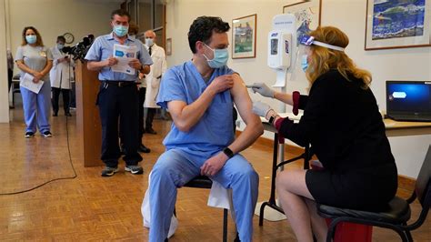 COVID vaccine: FDA, US officials, health experts argue dosing schedule