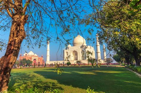 Premium Photo Taj Mahal Garden View In Agra Uttar Pradesh India