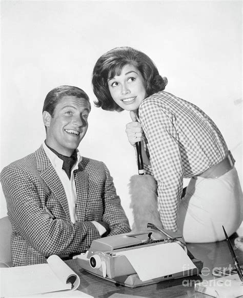 Mary Tyler Moore And Dick Van Dyke By Bettmann