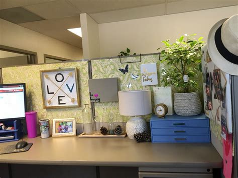 20 Best Office Cubicle Decor Ideas For Fun Environment Cubicle Decor Office Office Cubical