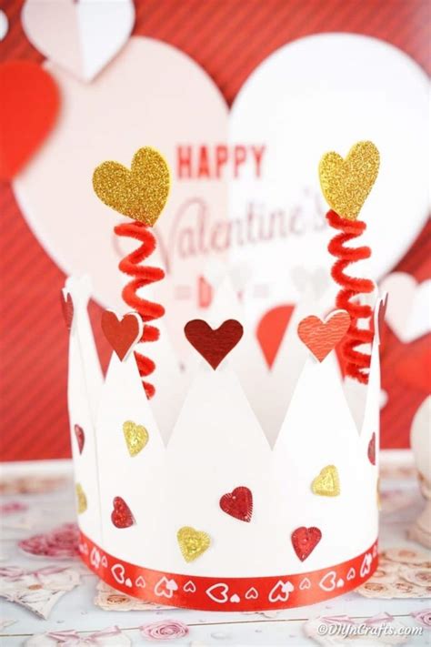 Adorable paper heart animal craft. 25 DIY Valentine's Day Gifts for Kids - DIY & Crafts