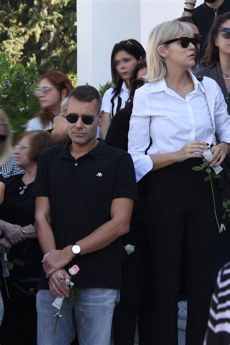 Λέγεται ότι η υγεία της επιδεινώθηκε μετά τον θάνατο του. Ράκος ο Δημήτρης Ουγγαρέζος στην κηδεία της μητέρας του ...