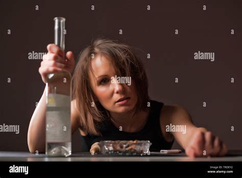 portrait d une femme ivre avec une bouteille de vin dans sa main photo stock alamy