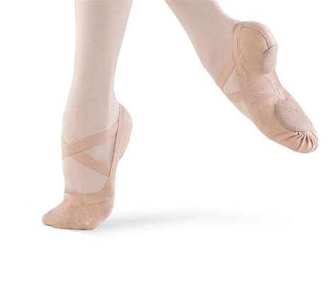 Zapatillas de ballet bloch con un pequeño tacón para las horas que tengas que pasar al frente de la clase. Zapatillas Synchrony - Emilio Morales - Un Mundo de Danza