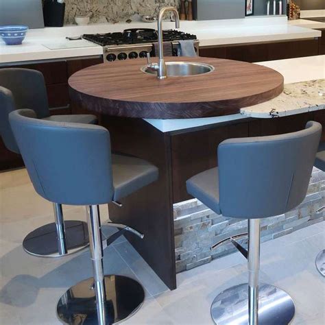 Avec le tabouret réglable hauteur. Tabouret réglable en hauteur et pivotant en synthétique et ...