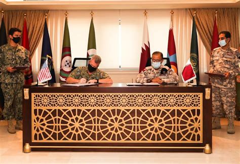 طالبت القوات المسلحة القطرية، كل المتقدمين للالتحاق بالكليات والمعاهد العسكرية من الطلبة ، بعدم الانسياق وراء ادعاءات الأشخاص المنتحلين صفة عمل قيامهم بالادعاء. القوات المسلحة القطرية توقع اتفاقية عسكرية مع وزارة الدفاع ...